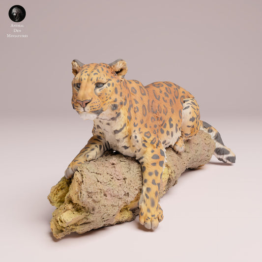 Foto del producto figura de animal diorama, modelismo: 0: Figura de fauna salvaje: Leopardo de Amur en árbol – Miniatura de animal para dioramas (Ref 25_07_13)
