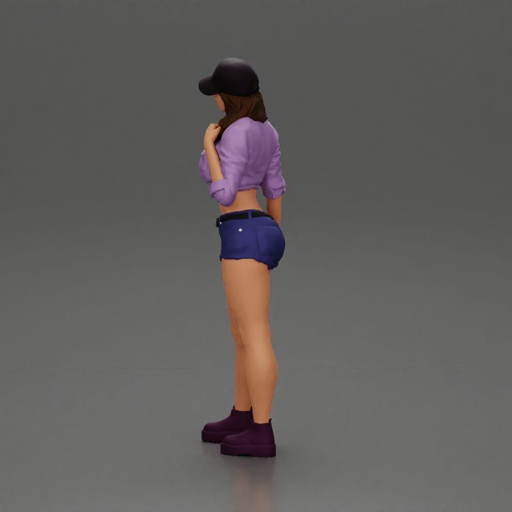 Diorama Modelismo Foto de Producto 4: Miniatura de Diorama: Figura femenina con gorra, camiseta anudada y pantalones cortos, esperando (Ref Nr. A104)