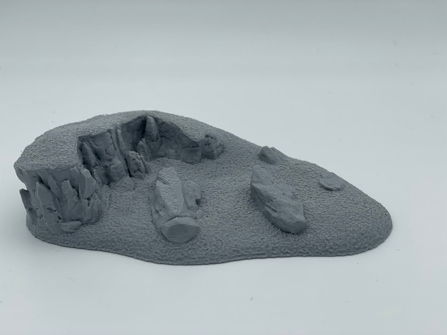 Foto del producto Tabletop 28mm The Printing Goes Ever On (TPGEO) 0: Terreno de colina tipo D - Elevación suave en paisaje de pradera - Rocas