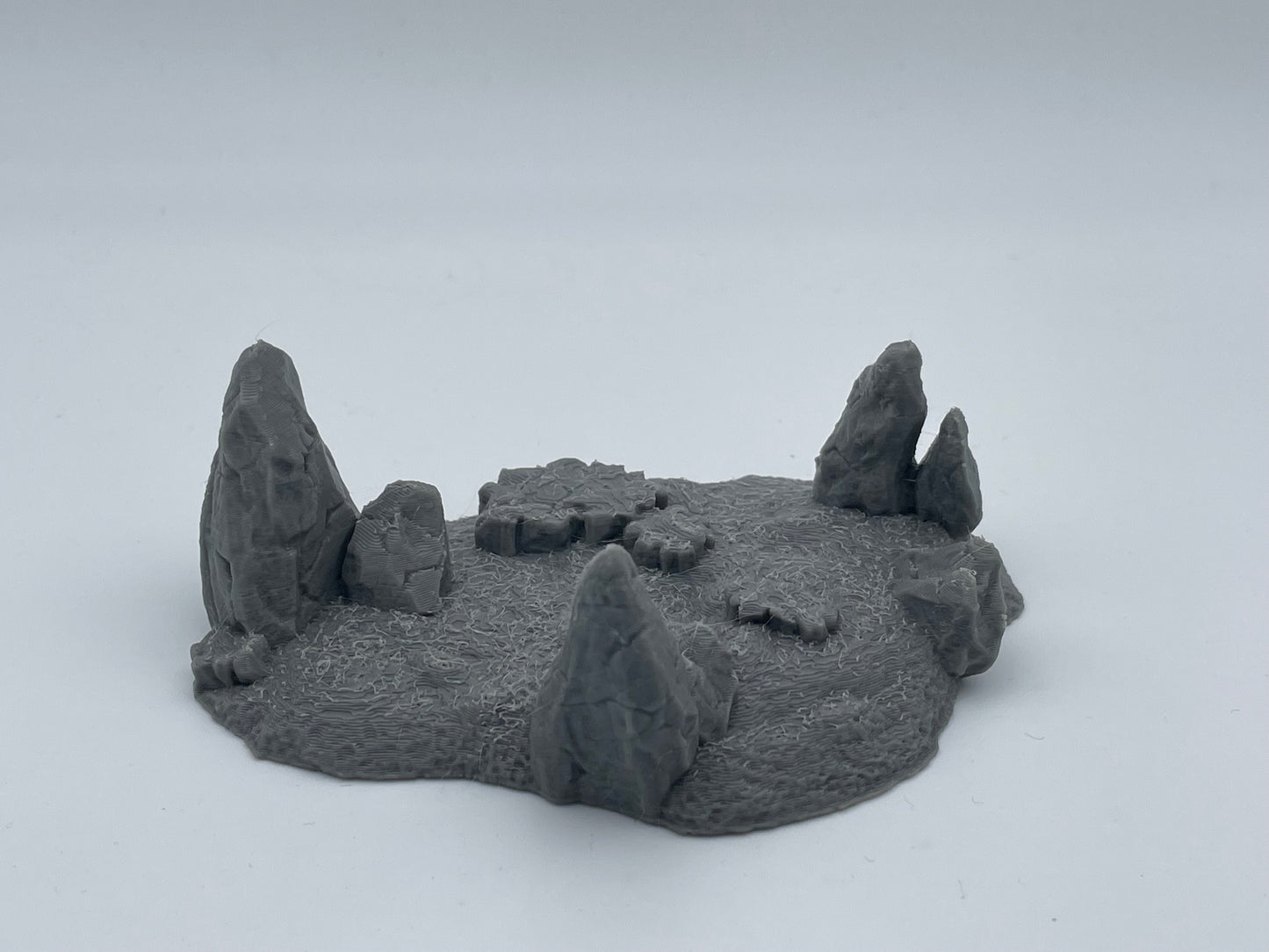 Foto del producto Tabletop 28mm The Printing Goes Ever On (TPGEO) 0: Terreno de colinas tipo G - Elevación suave en paisaje de pradera - Rocas
