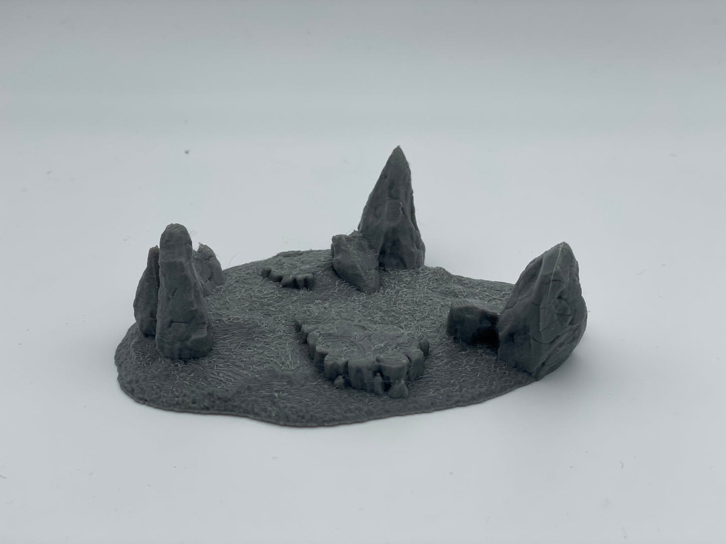 Foto del producto Tabletop 28mm The Printing Goes Ever On (TPGEO) 0: Terreno de colinas tipo G - Elevación suave en paisaje de pradera - Rocas