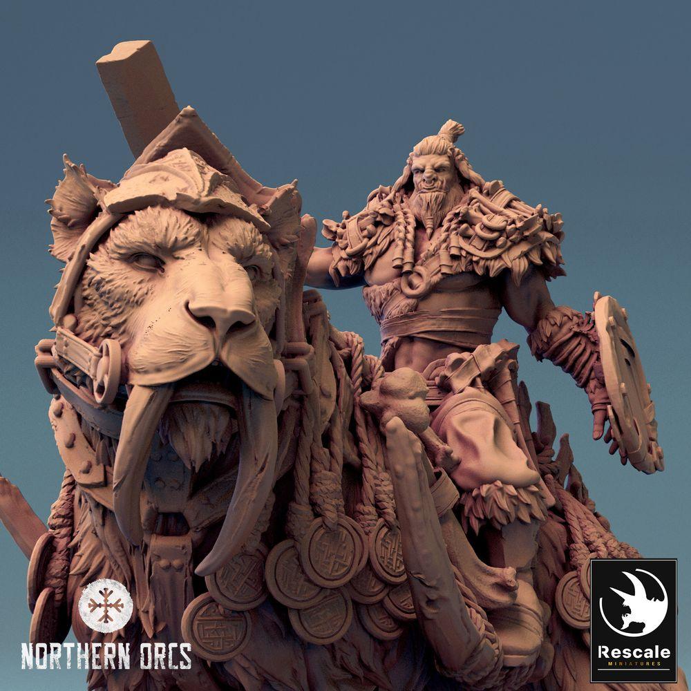 Foto del producto Tabletop 28mm Lord of the Print (LotP) 0: Miniatura de Tabletop: Señor de la Guerra Orco en Oso Dientes de Sable, Jinete de Oso, Jinete de Bestias, Caballería Monstruosa, Jefe Bárbaro con Escudo Redondo, Orc Warlord Bear Rider (24_04_C3)