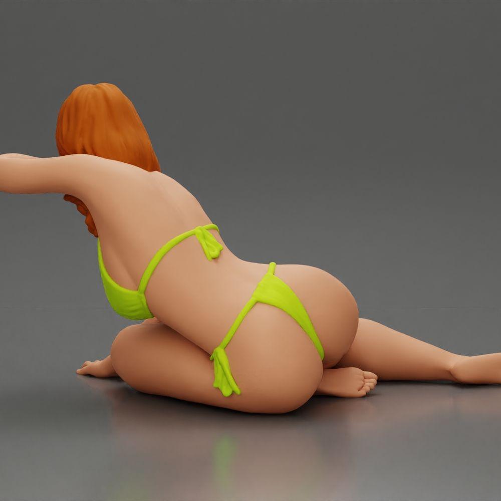 Diorama modelismo foto de producto 3: figura en miniatura: mujer tumbada en bikini, medio apoyada en la playa (Ref Nr. A106)