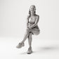 Sitzende Figur: Frau mit Top, Shorts & Turnschuhen (B008) - Vorderansicht