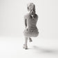 Sitzende Figur: Frau mit Top, Shorts & Turnschuhen (B008) - Rueckansicht