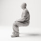 Sitzende Figur: Mann als Zuschauer, Hände auf Oberschenkeln (B014) - linke Seitenansicht