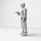 Foto de producto de maqueta de diorama 1: Figura de pie: artesano con bolsa de herramientas y atornillador inalámbrico (B046)