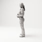 Stehende Figur: Schiffsbesatzungsfrau in Uniform mit Fernglas (B050) - linke Seitenansicht