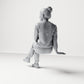 Foto de producto de maqueta para diorama 2: Figura sentada: espectadora con las piernas cruzadas y las manos en el regazo (B055)