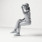 Foto de producto de modelismo para diorama 1: Figura sentada: espectadora con las piernas cruzadas y el puño en alto (B057)