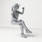 Foto de producto de maqueta para diorama 3: Figura sentada: espectadora con las piernas cruzadas y el puño levantado (B057)