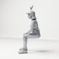 Foto de producto de maqueta para diorama 1: Figura sentada: espectadora con el brazo levantado (B059)