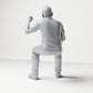 Foto de producto de maqueta para diorama 2: Figura sentada: espectador masculino con el puño cerrado levantado (B065)