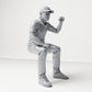 Foto de producto de modelismo para diorama 3: Figura sentada: espectador masculino con el puño cerrado en alto (B065)