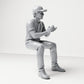 Foto de producto de maqueta para diorama 3: Figura sentada: espectador masculino con gorra y las manos juntas (B068)