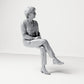 Foto de producto de maqueta para diorama 3: Figura sentada: espectadora con las piernas cruzadas y las manos entrelazadas (B069)