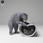 Produktfoto Tier Figur Diorama, Modellbau: 0: Wildtier Figur: Schwarzer Bär zerstört Mülltonne (Ref 24_11_09)