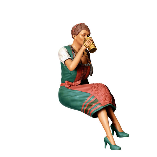 Miniatura Oktoberfest: Invitados de la Feria: Mujer sentada con vestido tradicional y jarra de cerveza (N° 291)