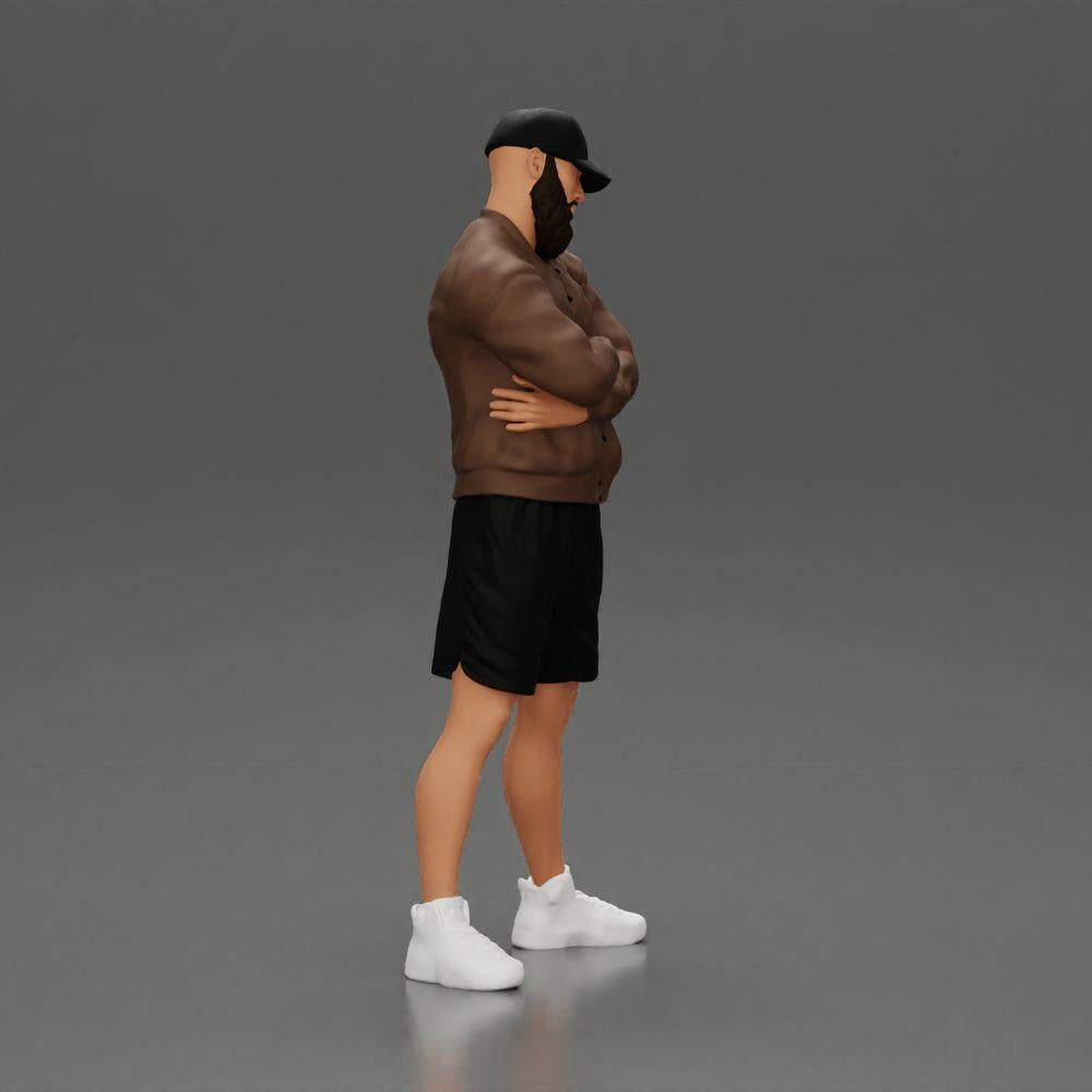 Diorama modelismo foto de producto 1: Figura: Hombre con brazos cruzados, gorra, chaqueta, pantalones cortos, zapatillas deportivas (Ref Nr. A125)