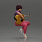 Diorama modelismo foto de producto 1: Miniatura: Mujer con cabello corto tocando guitarra acústica, collar, sandalias de tiras (Ref Nr. A128)