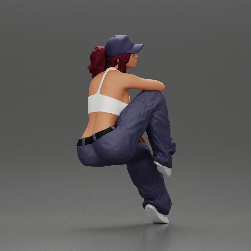 Foto del producto de modelismo diorama 2: figura en miniatura: mujer lowrider sentada con gorra, brazo sobre la rodilla, camiseta sin mangas y zapatillas (Ref Nr. A138)