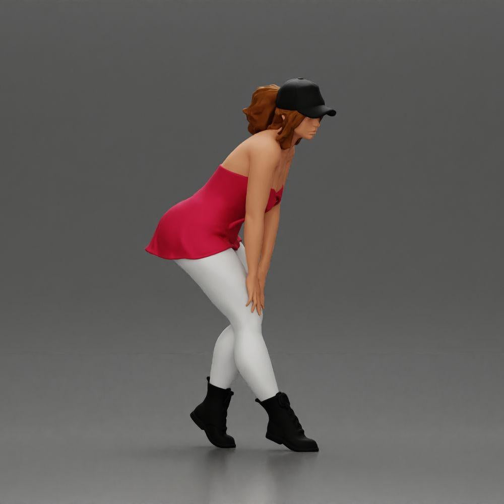 Foto del producto de modelismo de diorama 2: Miniatura de diorama: mujer encorvada con gorra, top corto, pantalones ajustados y botas (Ref Nr. A113)