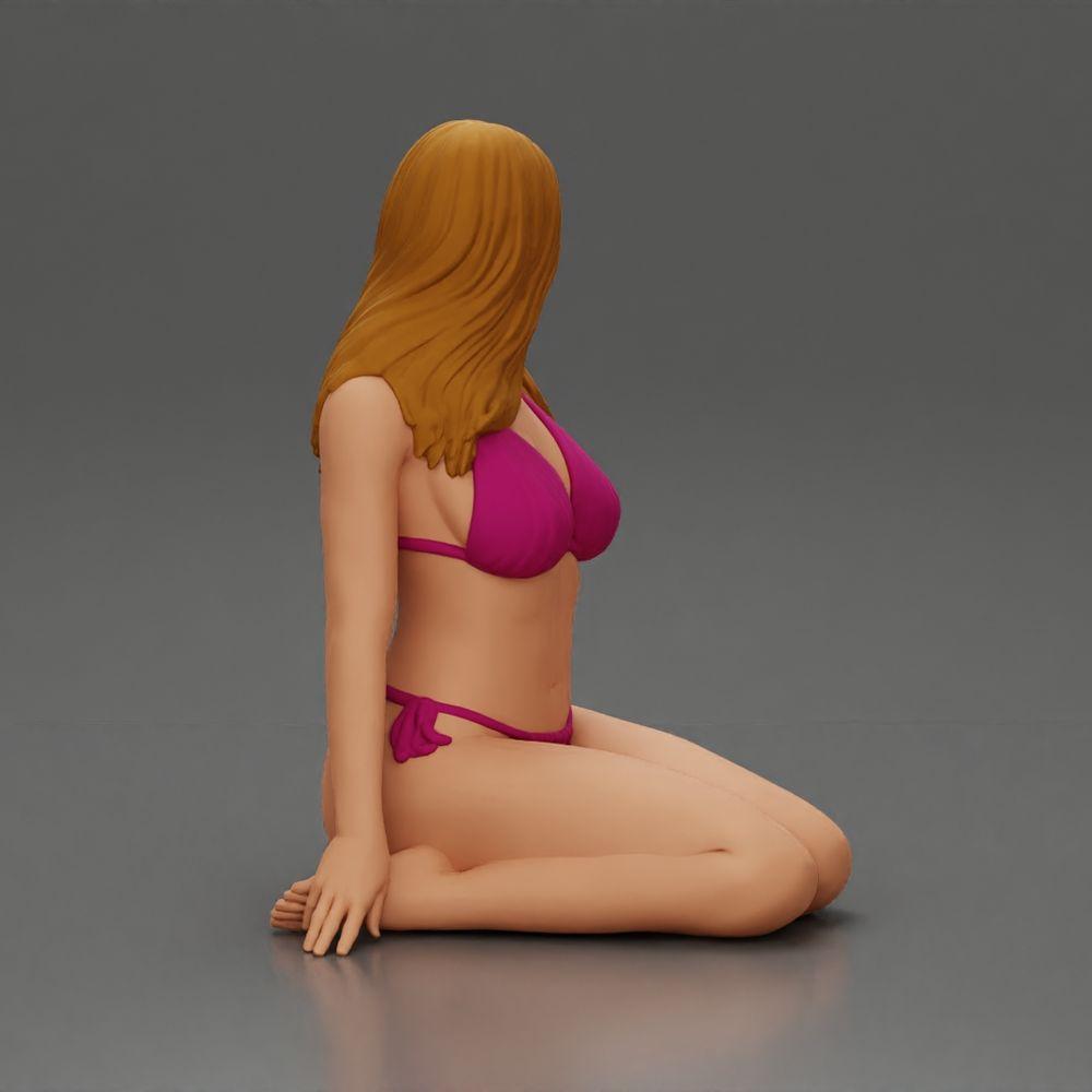 Diorama modelismo foto de producto 2: Miniatura femenina arrodillada en bikini, sentada sobre base plana - Diorama de playa (Ref Nr. A83)