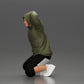 Foto del producto de modelismo diorama 4: Hombre arrodillado con sudadera con capucha, manos detrás de la cabeza - Miniatura de diorama (Ref Nr. A70)