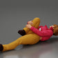 Diorama de modelismo foto de producto 4: Mujer acostada con chaqueta mini sostiene rodilla herida - Miniatura de diorama (Ref Nr. A87)
