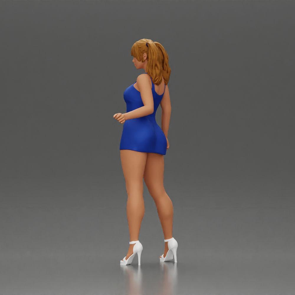 Foto del producto de modelismo de diorama 4: Figura de diorama: Miniatura femenina de pie en un vestido corto con trenzas y sandalias (Ref Nr. A123)