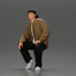 Diorama Modelismo Foto de Producto 5: Figura de Diorama: Hombre de Hip-Hop sentado con chaqueta, gorra y zapatillas (Ref Nr. A62)