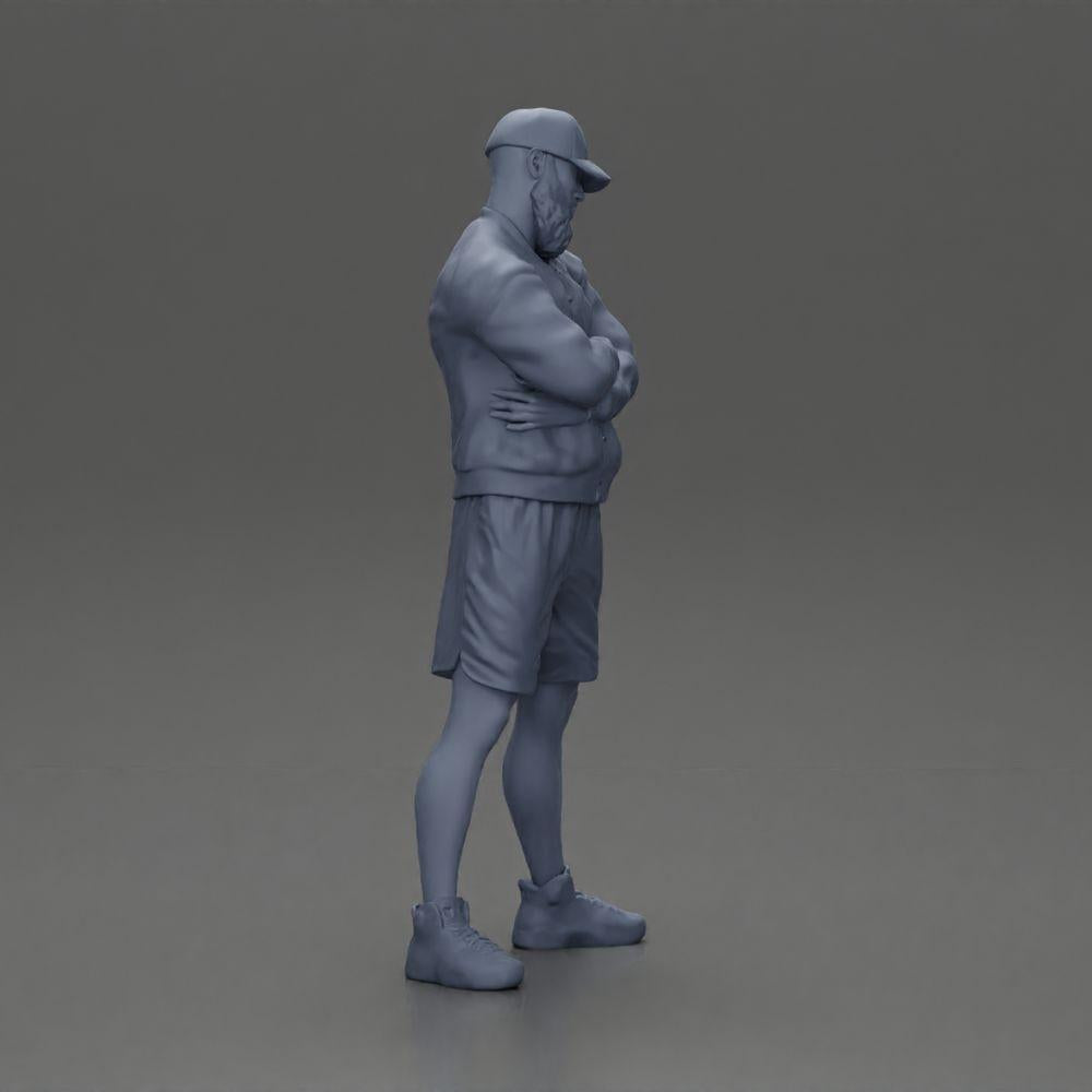 Diorama modelismo fotografía de producto 7: Figura: Hombre con brazos cruzados, gorra, chaqueta, pantalones cortos, zapatillas deportivas (Ref Nr. A125)