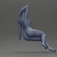 Foto del producto de modelismo de diorama 8: figura en miniatura: mujer en leggings, sentada de lado en un sofá, brazo detrás de la cabeza (Ref Nr. A68)