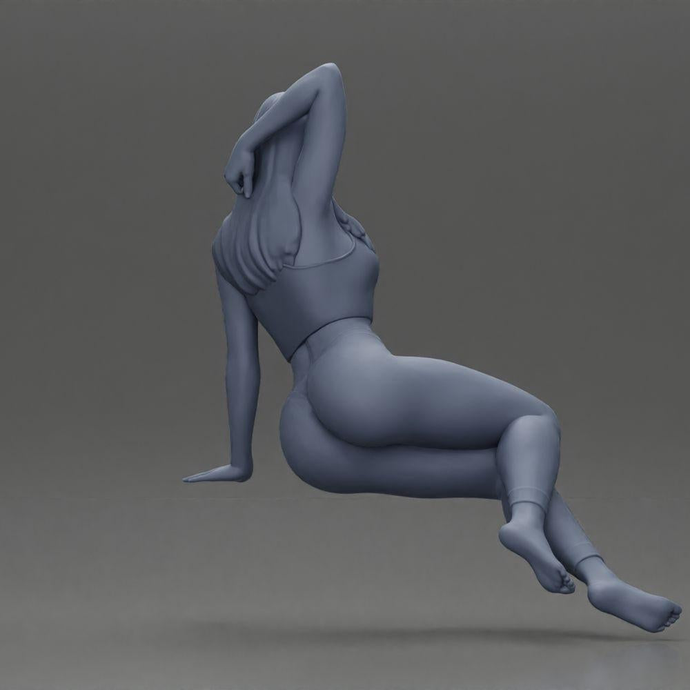 Foto del producto de modelismo de diorama 8: figura en miniatura: mujer en leggings, sentada de lado en un sofá, brazo detrás de la cabeza (Ref Nr. A68)