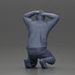 Foto del producto de modelismo de diorama 8: Hombre arrodillado con sudadera con capucha, manos detrás de la cabeza - Miniatura de diorama (Ref Nr. A70)