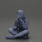 Foto de producto de modelismo de diorama 20: Miniatura de diorama: Mujer sentada en chaqueta y pantalones cortos con paraguas abierto (Ref Nr. A85)