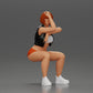 Foto del producto de modelismo de diorama 0: Figura de miniatura sentada: Mujer con chaqueta de cuero corta, top, pantalones cortos y zapatillas (Ref Nr. A61)