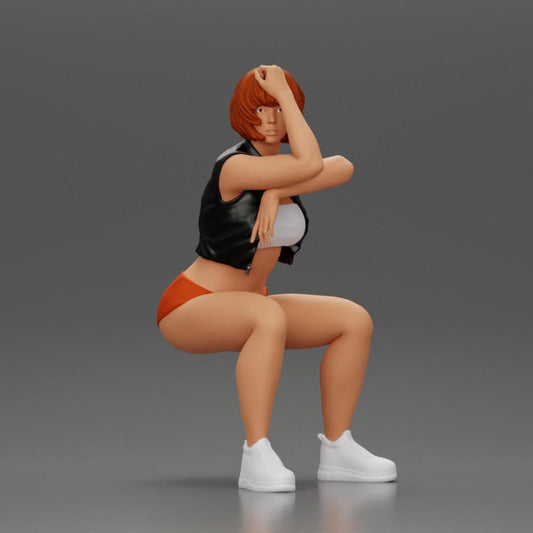 Foto del producto de modelismo de diorama 0: Figura de miniatura sentada: Mujer con chaqueta de cuero corta, top, pantalones cortos y zapatillas (Ref Nr. A61)