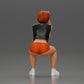 Foto del producto de modelismo en diorama 2: Figura de miniatura sentada: Mujer con chaqueta de cuero corta, top, pantalones cortos y zapatillas (Ref Nr. A61)
