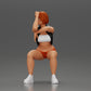 Foto del producto de modelismo de diorama 5: Figura de miniatura sentada: Mujer con chaqueta de cuero corta, top, pantalones cortos y zapatillas (Ref Nr. A61)