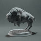 Foto de producto de figura animal Animal Den Miniatures 1: Figura de animal salvaje: bisonte americano atacando (22_10_14)
