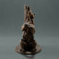 Foto de producto figura de animal Animal Den Miniatures 2: Figura de animal salvaje: oso grizzly rascándose (22_10_11)