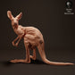 Foto de producto de figura animal Animal Den Miniatures 0: figura de animal salvaje: cría de canguro rojo gigante (23_04_05)