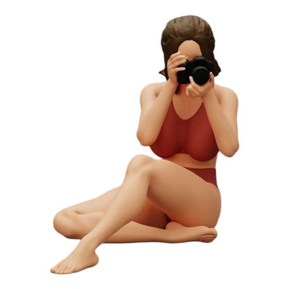 Foto de producto de modelismo de diorama 0: Fotógrafa en bikini sentada sosteniendo una cámara (Ref Nr. A35)