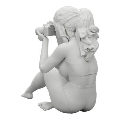 Foto de producto de modelismo de diorama 0: Fotógrafa en bikini sentada sosteniendo una cámara (Ref Nr. A35)