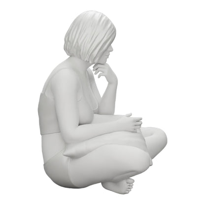 Foto del producto de modelismo de diorama 0: Niña sentada frente al televisor con almohadas en las piernas (Ref Nr. A36)