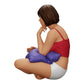 Foto del producto de modelismo de diorama 0: Niña sentada frente al televisor con almohadas en las piernas (Ref Nr. A36)