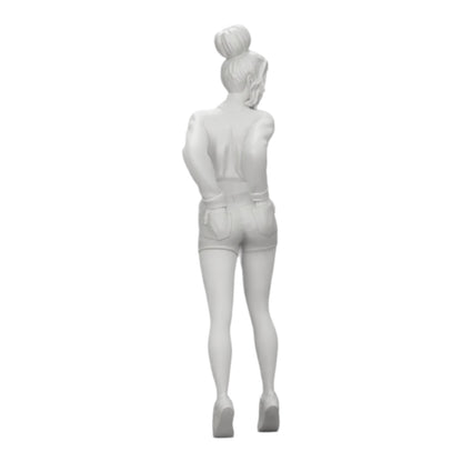 Foto de producto de modelismo de diorama 0: Chica sexy en shorts y camiseta corta con las manos en el bolsillo trasero (Ref Nr. A38)