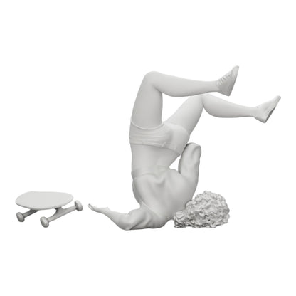 Foto de producto de modelismo de diorama 0: Niña con cabello rizado cae de la patineta durante el deporte (Ref Nr. A44)