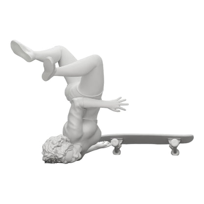 Foto de producto de modelismo de diorama 0: Niña con cabello rizado cae de la patineta durante el deporte (Ref Nr. A44)